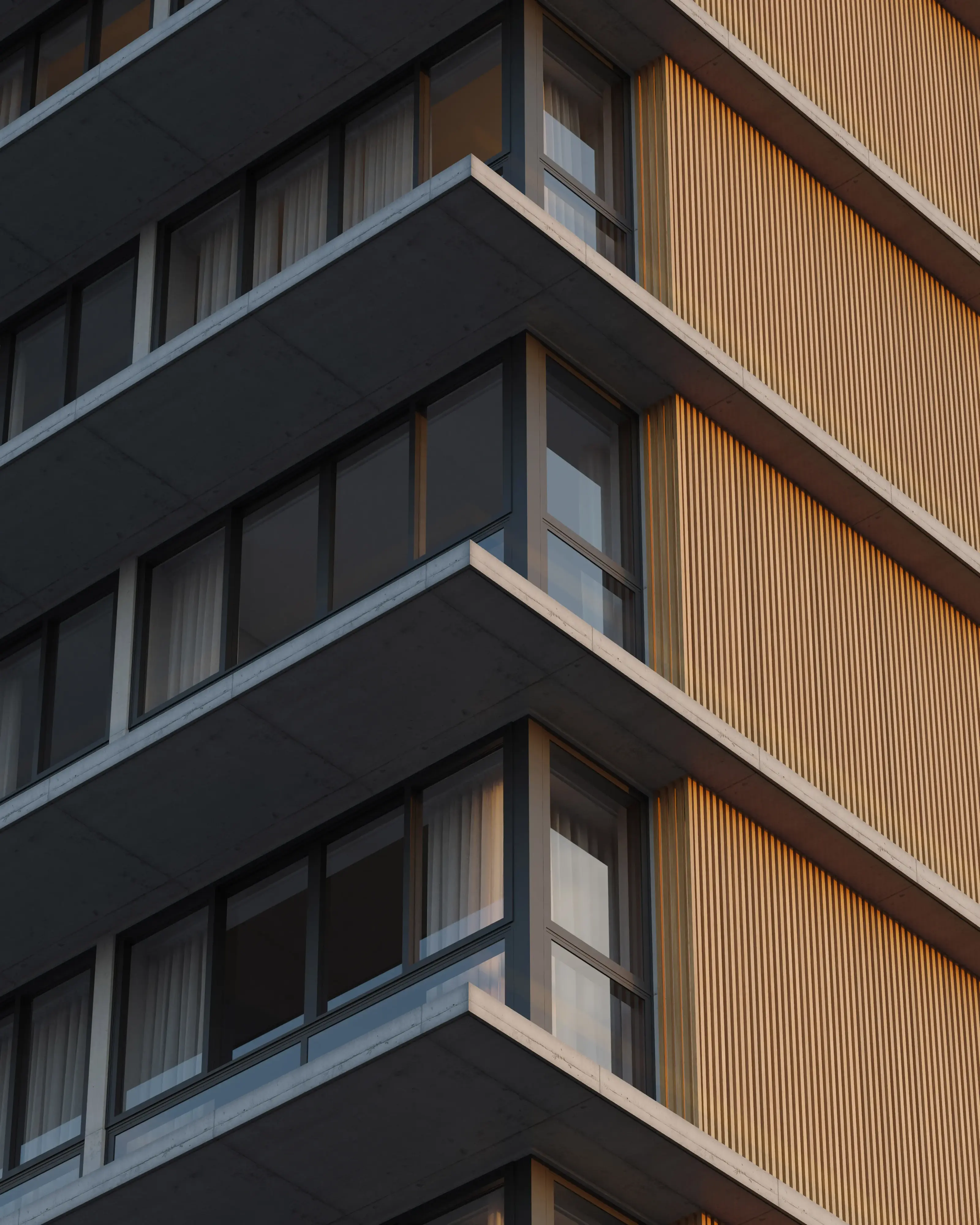 Detalhe arquitetônico da fachada do Nuar Residence com brises verticais em madeira, varandas em concreto e esquadrias de vidro, fotografados em ângulo diagonal ao entardecer