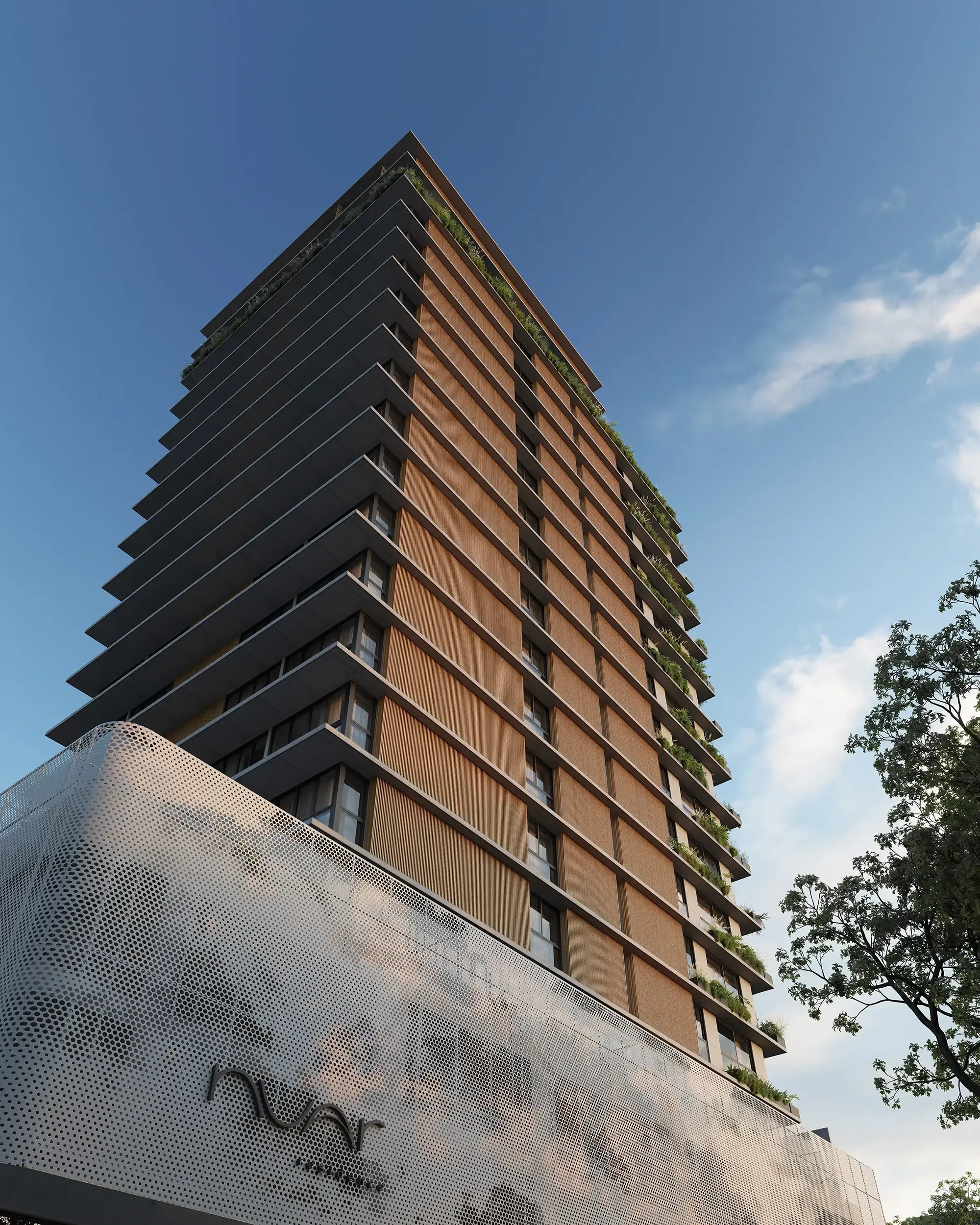 Vista em contraplonge da torre do Nuar Residence em Balneário Piçarras, com fachada em ripas de madeira, varandas com jardins, painel perfurado metálico com logotipo na base e árvores ao redor
